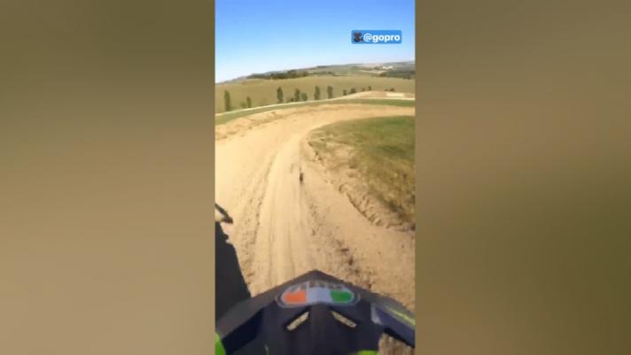 Telecamerina sul casco e via sullo sterrato: Valentino Rossi ci regala queste immagini spettacolari dalla sella della sua moto. (Instagram @valeyellow46)