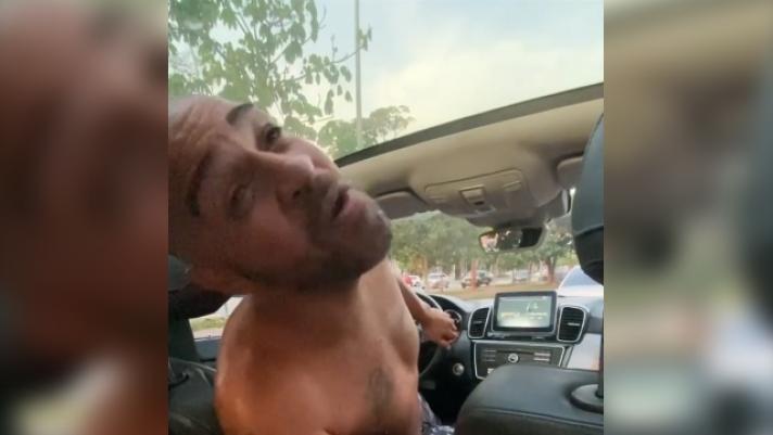 L'ex attaccante dell'Inter, che ha smesso di giocare ormai più di tre anni fa, è molto attivo su Instagram. Eccolo sorridente al volante della sua auto. (Instagram @adrianoiperador)