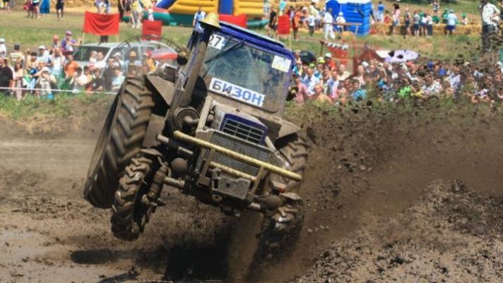 Tra salti, fango e fossati pieni d’acqua lo spettacolo non manca di certo al Bizon Track Show, la folle gara russa in cui a sfidarsi sono i trattori