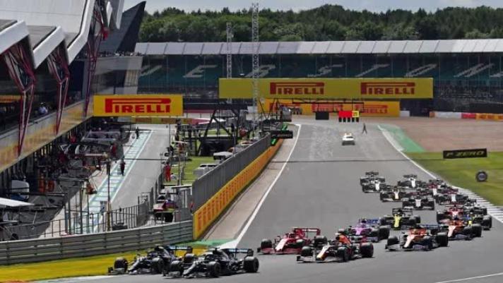 Gli scatti del Gran premio di Silverstone: vince Lewis Hamilton nonostante un pneumatico a pezzi. Bottas perde il podio per lo stesso motivo, Verstappen secondo ad un soffio dal successo thrilling. Leclerc terzo