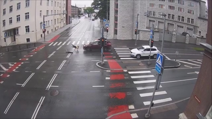 È successo a Tallinn, in Estonia. L'incidente è stato ripreso da una telecamera di sorveglianza