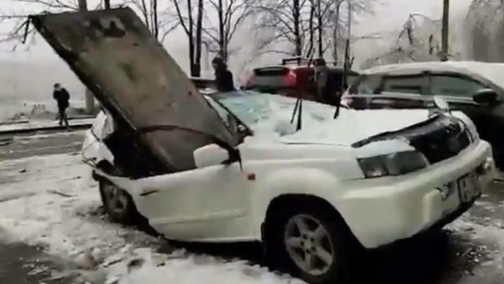 A Vladivostok, in Russia, una lastra di cemento si stacca da un tetto e distrugge una Nissan X-Trail parcheggiata. Nessun ferito, il proprietario è riuscito ad allontanarsi per tempo