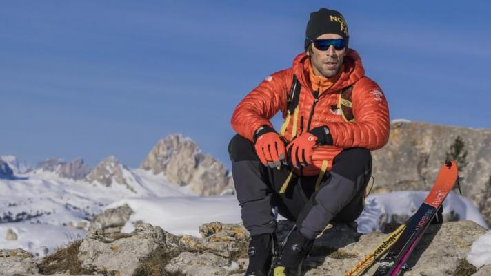 Il famoso alpinista italiano parla della sua vita a stretto contatto con la montagna e nel rispetto della natura. Punta ad un futuro eco sostenibile e sposa la mobilità green e le auto a zero emissioni come Audi e-tron