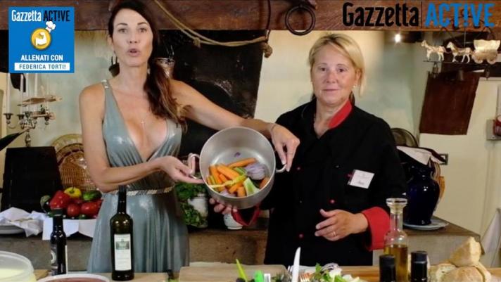 La presentatrice tv Federica Torti vi mostra alcuni esercizi e poi vi porta a scuola di cucina per insegnarvi a realizzare il piatto principe della dieta mediterranea, la pummarola