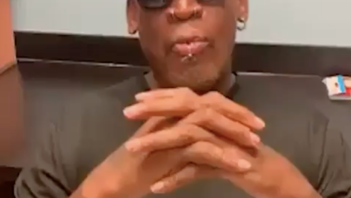 Dennis Rodman ex cestista Nba ha mandato questo videomessaggio ad Andrea Petagna, suo grandissimo fan. L'attaccante della Spal lo ha postato su Instagram ed ha scritto: "Grazie Dennis, sai quanto io sia un tuo fan. Spero di incontrarti presto. Trinity, continua così". Nessuna particolare conoscenza in comune tra i due però, bensì il frutto di un servizio online a pagamento con il quale si possono "commissionare" dei saluti da parte di vip