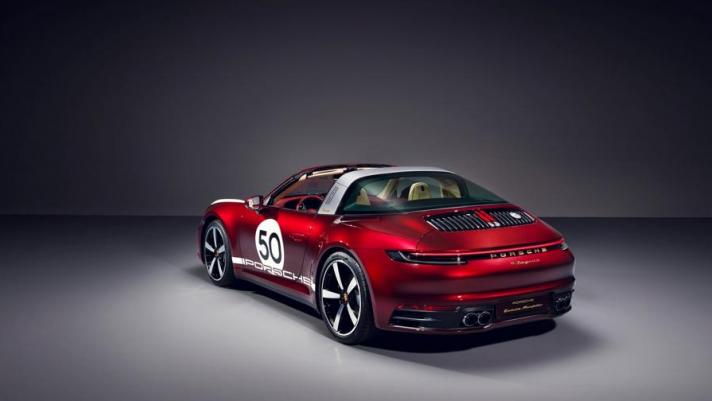 E’ la prima delle quattro versioni speciali che saranno svelate nel ciclo di vita dell’attuale 911 per celebrare i diversi decenni di storia del modello iconico di Porsche