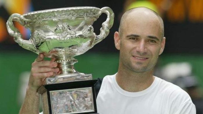 Andre Agassi compie 50 anni. Dalla sua incredibile risposta al servizio ai trofei alzati, passando per il personaggio extra campo che ha fatto più volte parlare di sé: il ritratto dell'ex tennista statunitense. A cura di Riccardo Crivelli