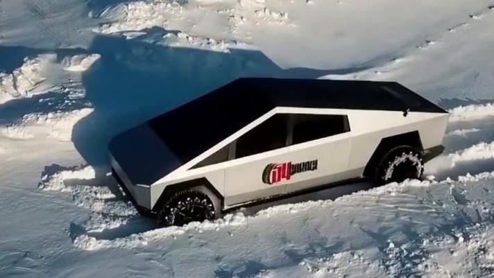 I customizzatori di Garage 54 hanno realizzato la loro replica del Tesla Cybertruck, il pickup elettrico presentato da Elon Musk a novembre. Eccoli al lavoro. E poi il veicolo alla prova della neve russa e degli sguardi delle persone in strada