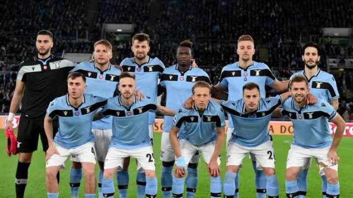 Lazio-Verona, la coreografia laziale con l'aquila disegnata dalle luci dei telefonini