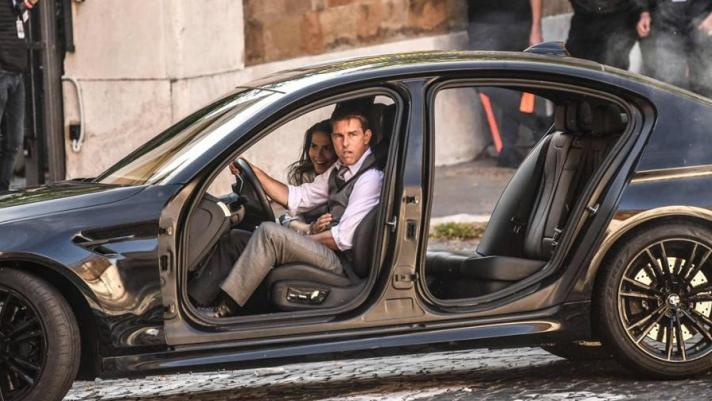 L'attore americano sfreccia per le strade della Capitale a bordo della BMW M5 durante le riprese del nuovo capitolo della saga Mission Impossible