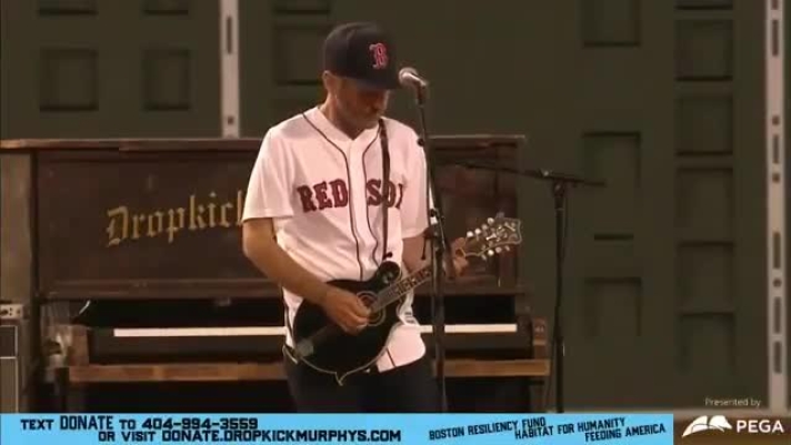 Il leggendario stadio dei Red Sox a Boston ha ospitato un concerto dei Dropkick Murphys a cui ha partecipato Bruce Springsteen. Lo show, chiaramente senza pubblico sugli spalto, è servito a raccogliere fondi per le vittime del coronavisrus