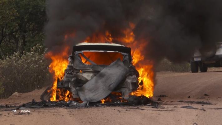 Esapekka Lappi e Janne Ferm hanno vissuto attimi di terrore, la vettura è bruciata completamente in pochi minuti senza conseguenze per loro