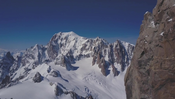 Per chi ama allenarsi, pedalare, fare trekking e correre, per chi pratica il nordic walking e anche per chi si rilassa con lo yoga, Courmayeur è il posto perfetto