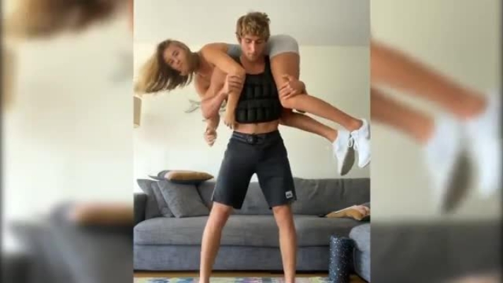 Leonardo Fioravanti, 22enne romano mago del surf, ha mostrato come eseguire gli squat in quarantena. Come? Caricandosi in spalla la bella fidanzata Sophia Wilson