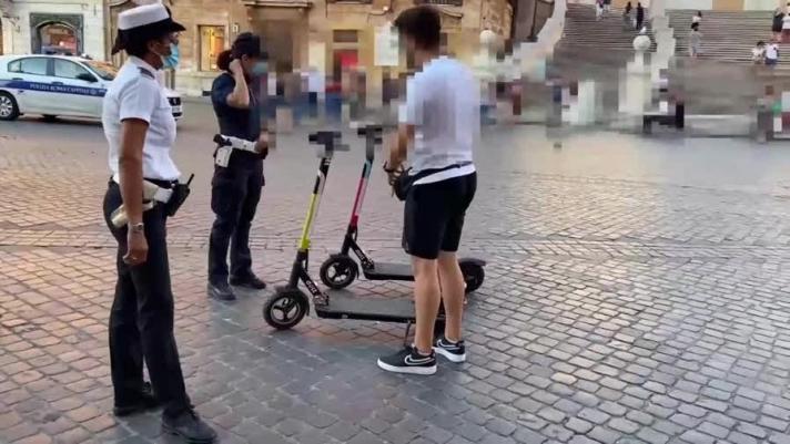Nelle ultime settimane la polizia locale di Roma Capitale ha intensificato i controlli sull’uso dei monopattini nel centro storico della città riscontrando oltre 150 violazioni. (Music bensound.com)
