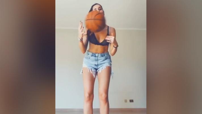 La giocatrice e modella ha lanciato la sua sfida via social: "Cestisti di tutta Italia!! Dato che noi preferiamo il basket ai balletti perché ci riescono decisamente meglio, ecco la mia #ToosieSlideChallenge"