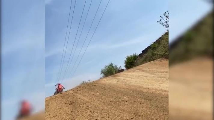 In attesa dell'inizio della stagione di MotoGp, il campione in carica Marc Marquez tiene alta l'adrenalina cimentandosi con la moto da cross.