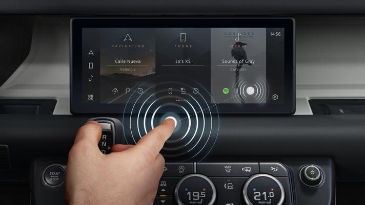 Jaguar Land Rover ha brevettato una tecnologia contactless che permette di gestire l’infotainment senza toccare fisicamente il monitor