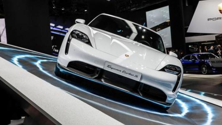 La Porsche Taycan Turbo S esposta all’IAA 2019 di Francoforte