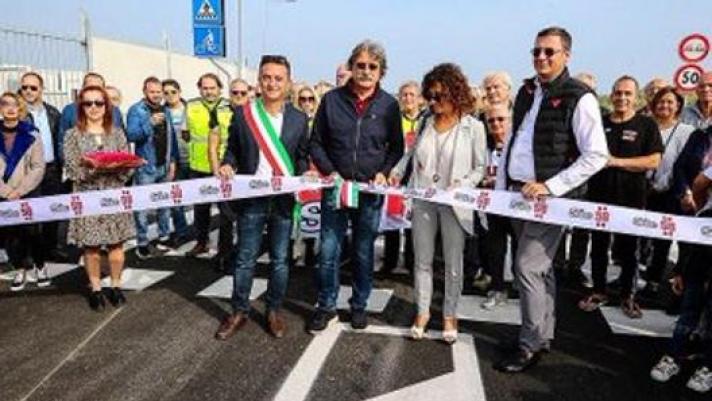 L'inaugurazione di via Marco Simoncelli, a Misano, alla presenza dei genitori