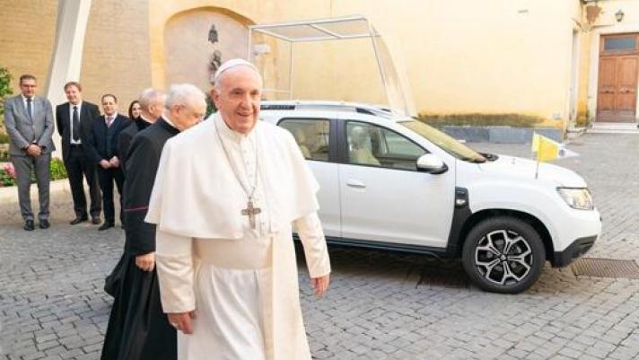 Papa Francesco vicino alla Dacia Duster in versione Papamobile
