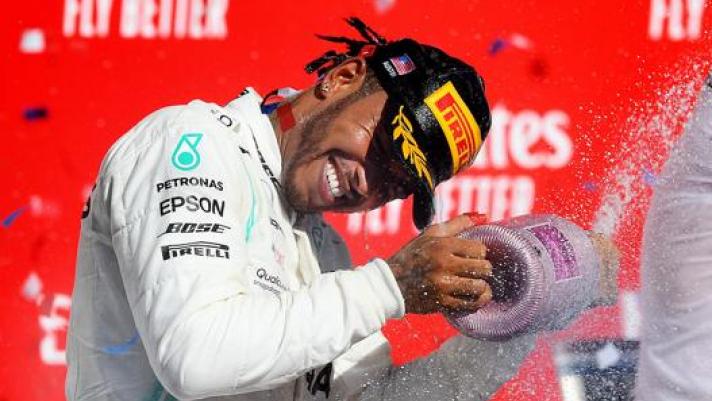 Lewis Hamilton festeggia il 6° titolo. Afp