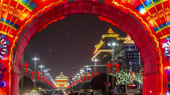 Il festival delle lanterne a Xi’an con la torre della campana sullo sfondo. Epa