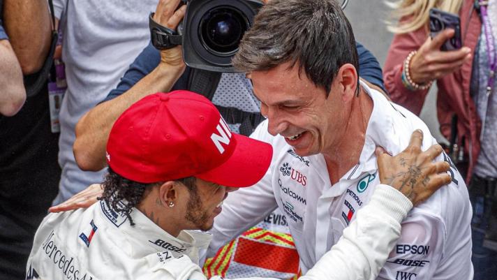 Toto Wolff con Lewis Hamilton a Montecarlo nel 2019. Epa