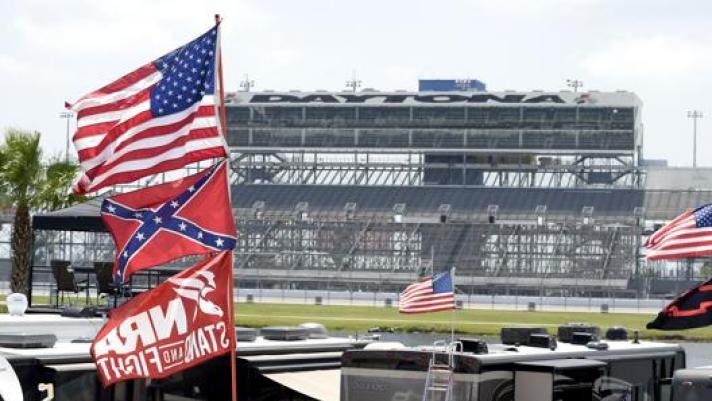 Al centro l’immancabile bandiera confederata esposta alle gare di NASCAR. Ap