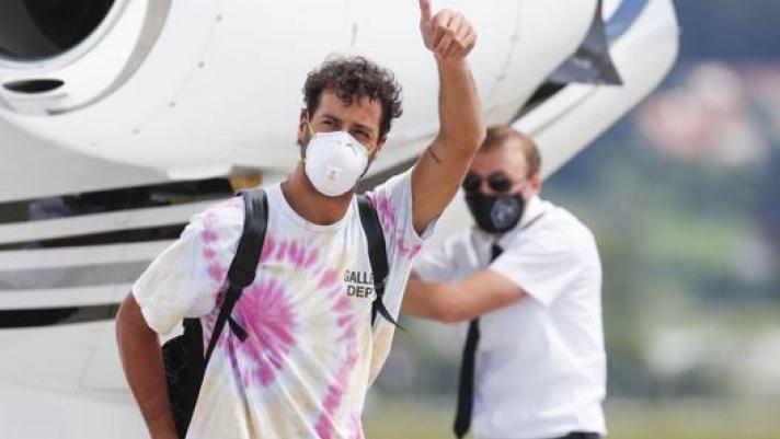 L’arrivo di Daniel Ricciardo con mascherina: i piloti arrivano con voli privati. Afp