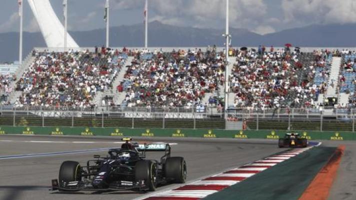 Bottas guida la gara su Verstappen