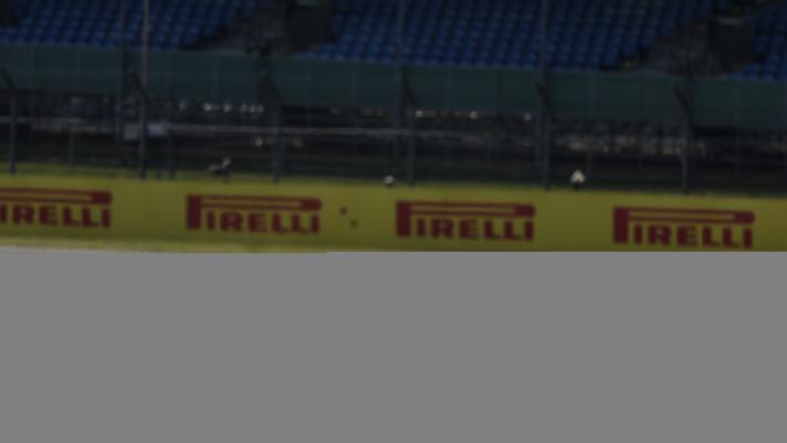 La Racing Point di Nico Hulkenberg davanti alla Ferrari di Charles Leclerc lo scorso fine settimana a Silverstone AP