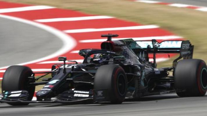 Lewis hamilton in azione con la Mercedes. Epa