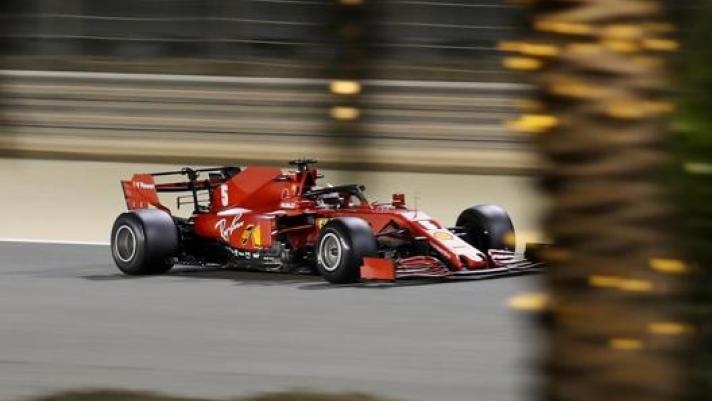 La Ferrari di Vettel in azione in Bahrain. Epa