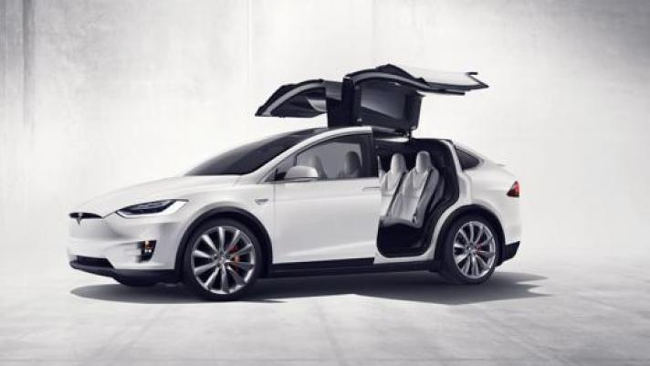 L’apertura porte della Tesla Model X