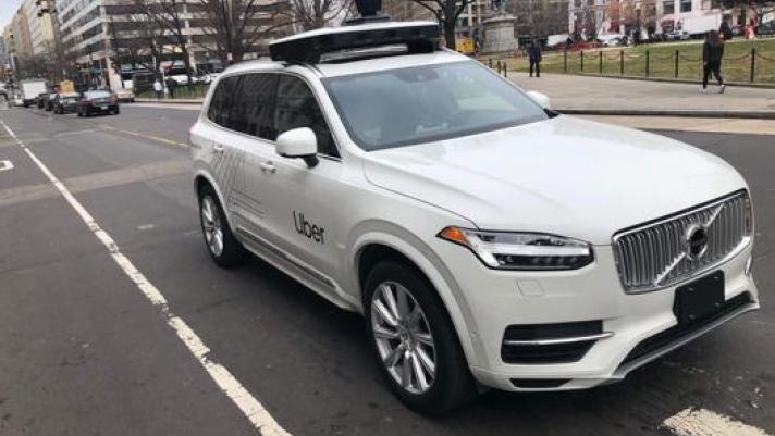 Un’auto di Uber lungo le strade di Washington raccoglie dati per mappare le strade. Afp
