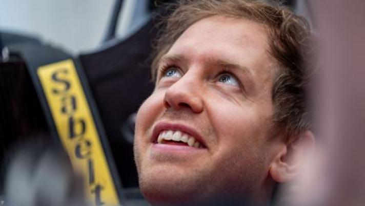 Sebastian Vettel ripreso a Maranello a bordo della nuova rossa