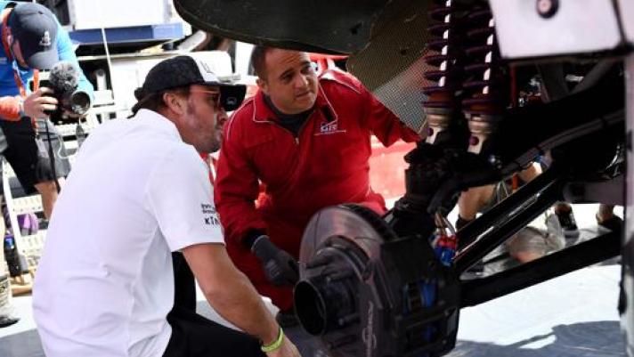 Fernando Alonso segue le riparazioni della sua Toyota alla Dakar. Afp
