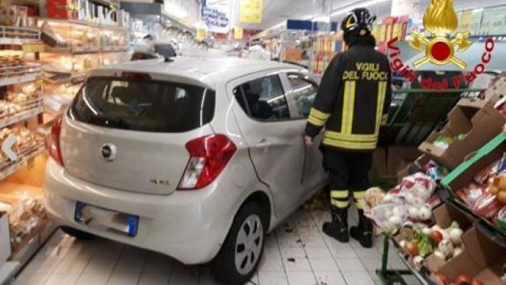 La vettura che ha sfondato il supermercato a Cadegliano Viconago, per un errore di manovra