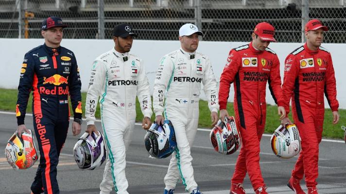 Da sinistra, Verstappen, Hamilton, Bottas, Leclerc e Vettel sul circuito di Montmelò, a Barcellona. (Afp)