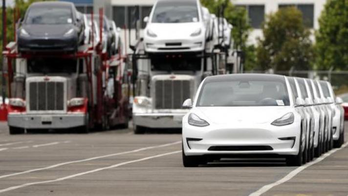 Un carico di Tesla Model 3 pronte a partire dalla fabbrica di Fremont in California. Epa