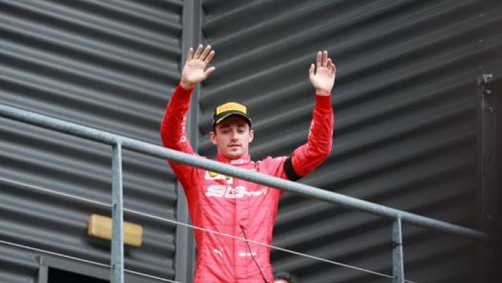 Charles Leclerc sul podio (vero) di Spa nel 2019, dove vinse con la Ferrari. LAPRESSE