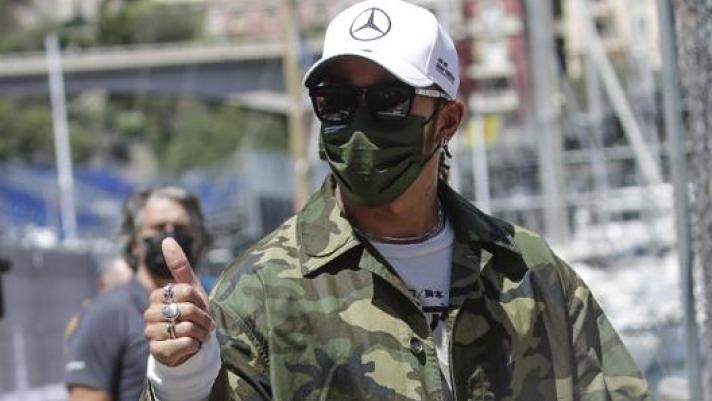 Il look di Lewis Hamilton all’arrivo a Monte Carlo. Ap