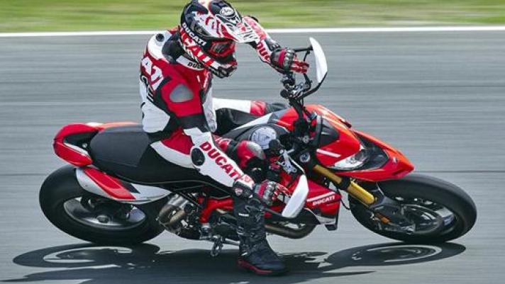 La Ducati Hypermotard 950 SP promette grande divertimento anche in pista