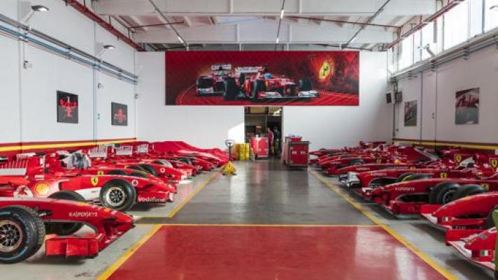 A Maranello il garage delle F.1 Clienti. Ferrari/Lennen Descamps