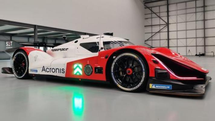 La vettura del team svizzero Acronis SIT Autonomous, con i colori bianco e rosso della bandiera nazionale