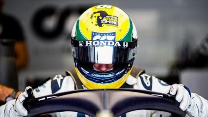 Il casco utilizzato da Gasly a Imola in ricordo di Ayrton Senna. Twitter Pierre Gasly
