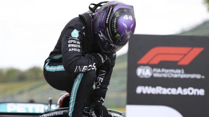 Lewis Hamilton si inginocchia dopo la pole a Imola. Getty