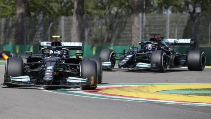 Le Mercedes di Bottas e Hamilton in azione a Imola. Lapresse