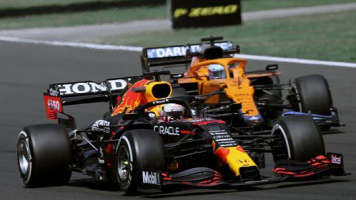 Max Verstappen davanti a Daniel Ricciardo durante le FP1. Afp